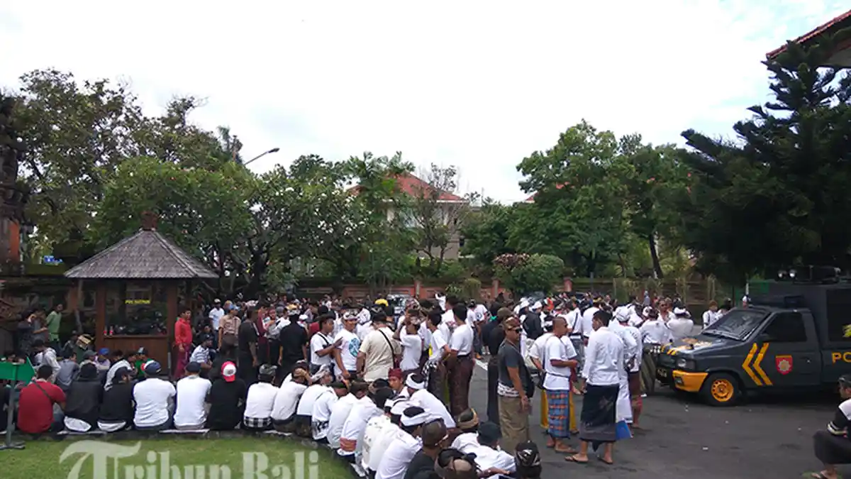 Masa Dua Kubu Datangi PN Denpasar Jelang Sidang Putusan Pelanggaran KSDA-E Tahura Tanjung Benoa