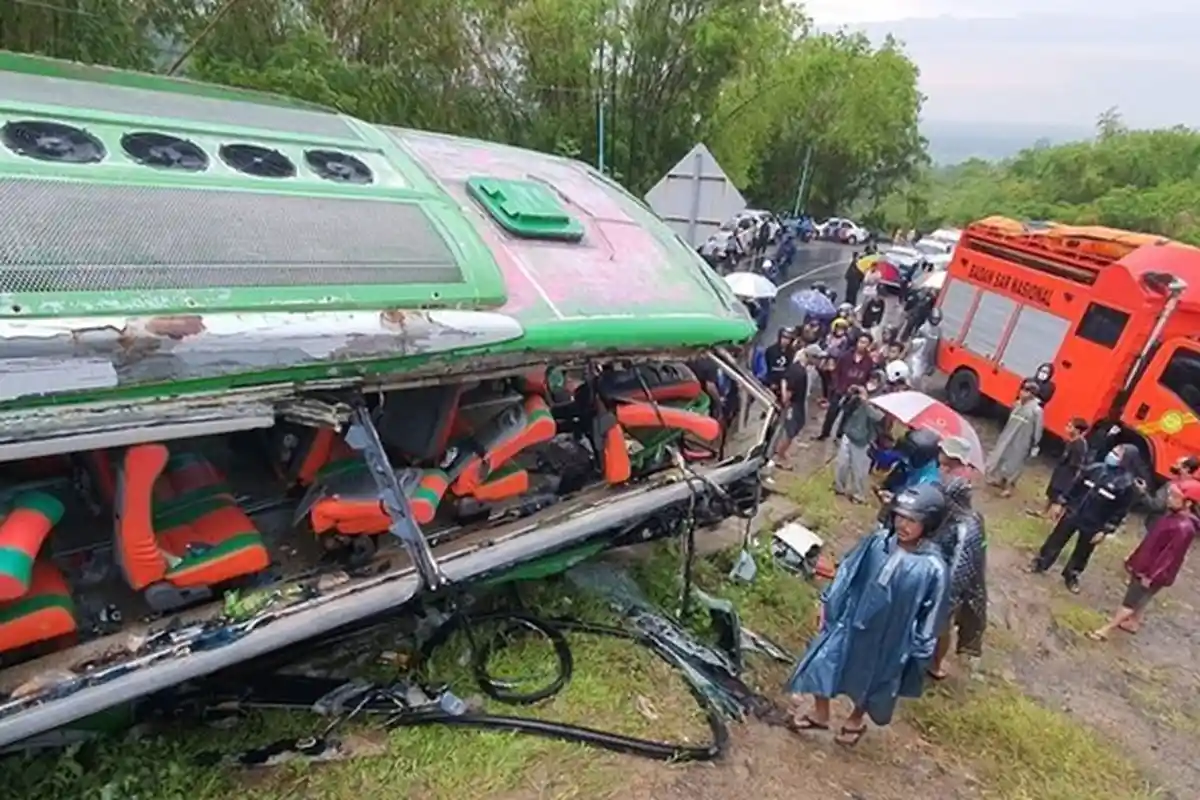 Kecelakaan Tragis Tadi Pukul 13.30 WIB, 13 Orang Tewas, Bus Angkut 40 Penumpang Tabrak Bukit Bego