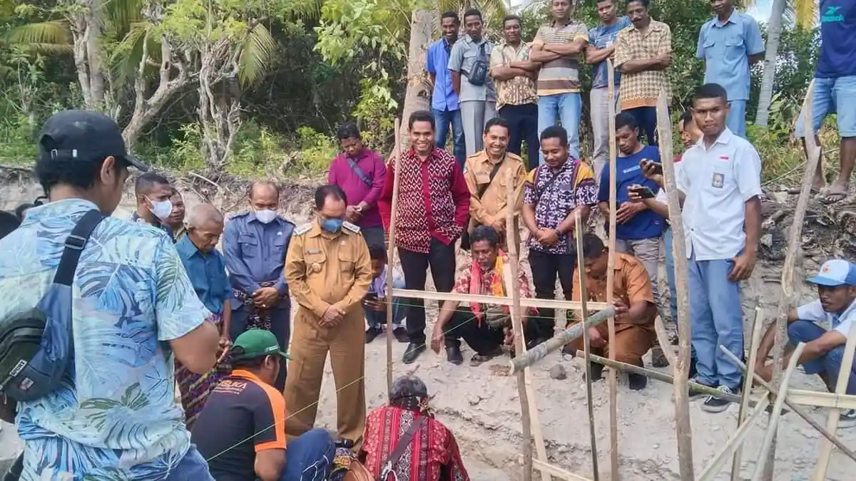 Dekatkan Pelayanan Pendidikan Linus Lusi Letakkan Batu Pertama SMA Negeri Restorasi Doreng