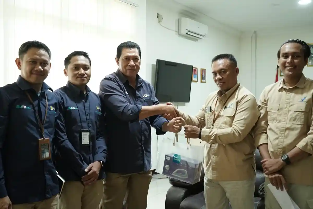 PLN UP3 Sofifi Probing kepada Calon Pelanggan 197 kVA Laboratorium BPOM  dan PT Intim Karya - Pemberian-bingkisan-kepada-BPOM-Provinsi-Maluku-Utara.jpg