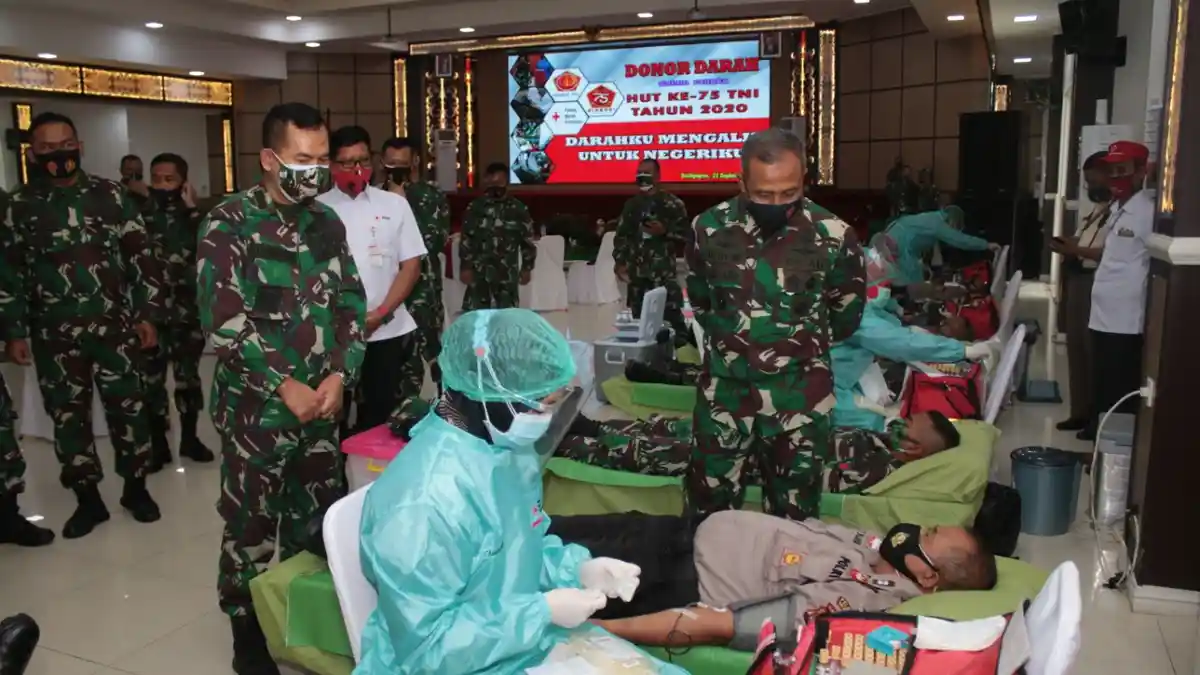 Sambut HUT ke-74 TNI, Kodam VI/Mulawarman Menggelar Bakti Sosial Donor Darah