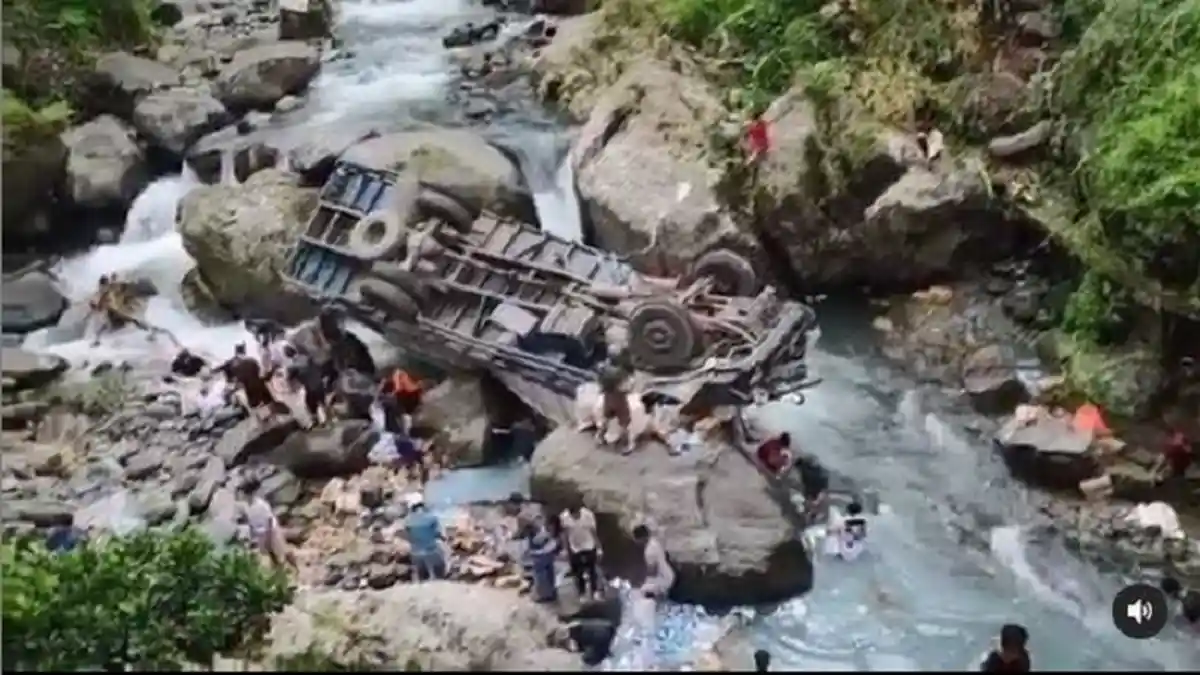 Warga Ramai-ramai Punguti Susu Muatan Truk yang Terjun ke Sungai di Sitinjau Lauik Padang