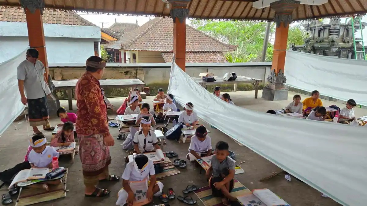 Sekolah Dibongkar, Siswa SD di Klungkung Belajar di Balai Banjar