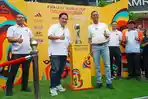 Erick-THohir-bersama-Heru-Budi-Hartono-saat-hadiri-langsung-acara-trophy-tour-Piala-Dunia-U-17.jpg