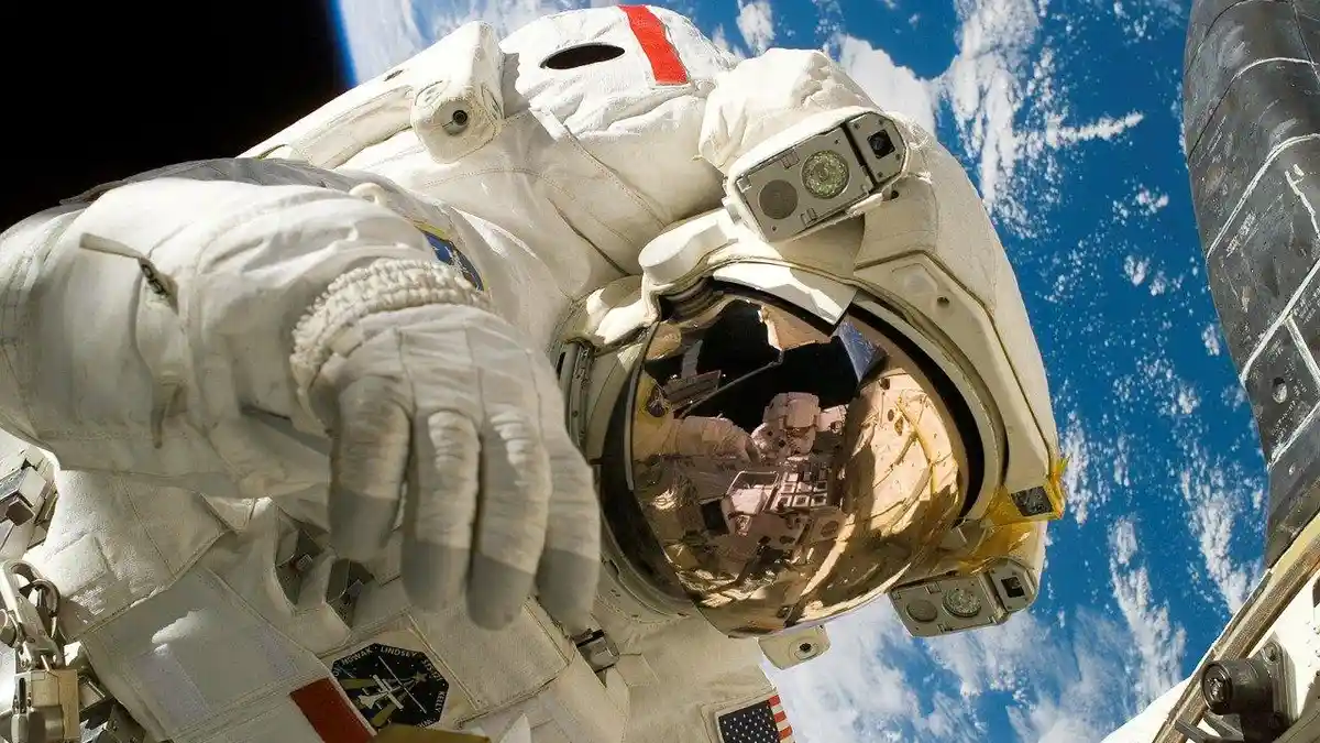 Meski Dilarang Keras, Astronot Nekat Bawa Minuman Beralkohol ke Luar Angkasa dengan Cara Ini