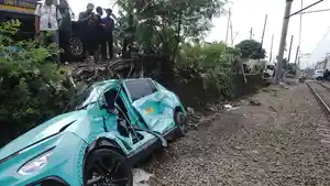 Kondisi-Taksi-Listrik-Green-SM-Usai-Tertabrak-KRL_20260428_140038.jpg