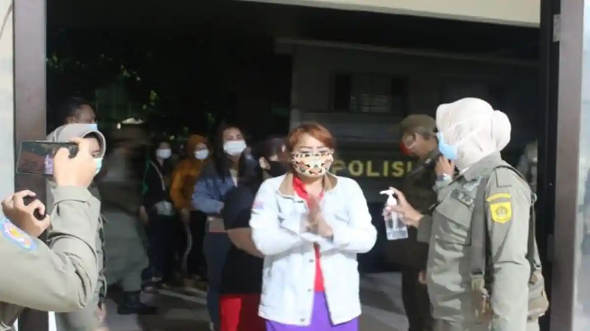 VIDEO Langgar PSBB Pra-AKB, 16 Terapis di Cileungsi Digaruk Satpol PP Kabupaten Bogor
