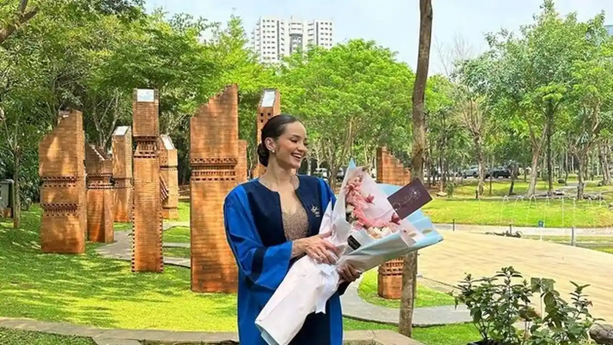 Viral Medsos, Momen Enzy Storia Wisuda, Dosen: Ini Artis Apa Ya?