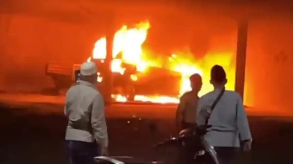 Dini Hari, Dua Mobil Milik Anggota DPRD Sampang Terbakar Saat Parkir di Garasi Rumah