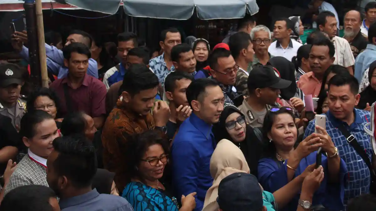 SBY ke Siantar, Ibas Jadi Incaran Ibu-ibu Berswafoto