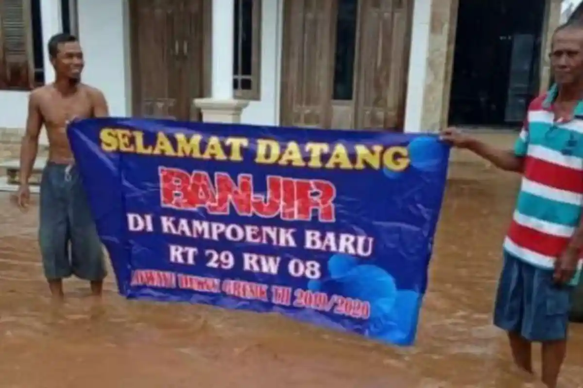 ‘Selamat Datang Banjir di Kampoenk Baru’, Begini Cara Warga Sindir Penanganan Banjir di Gresik