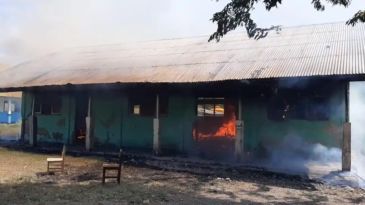 Dua Ruangan Perpustakaan SMPN 1 Reok Manggarai Kebakaran
