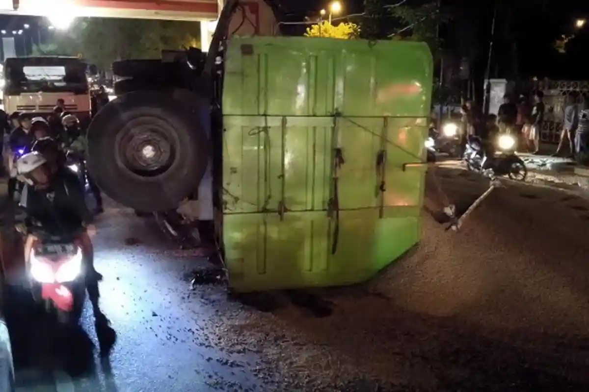 BREAKING NEWS - Truk Gandeng Muat Pakan Ternak Terguling, Surabaya-Sidoarjo Macet Parah