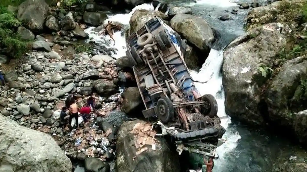 Truk Bermuatan Susu Terjun ke Jurang Sedalam 30 Meter, Diduga Sopir Tak Tahu Medan Jalan