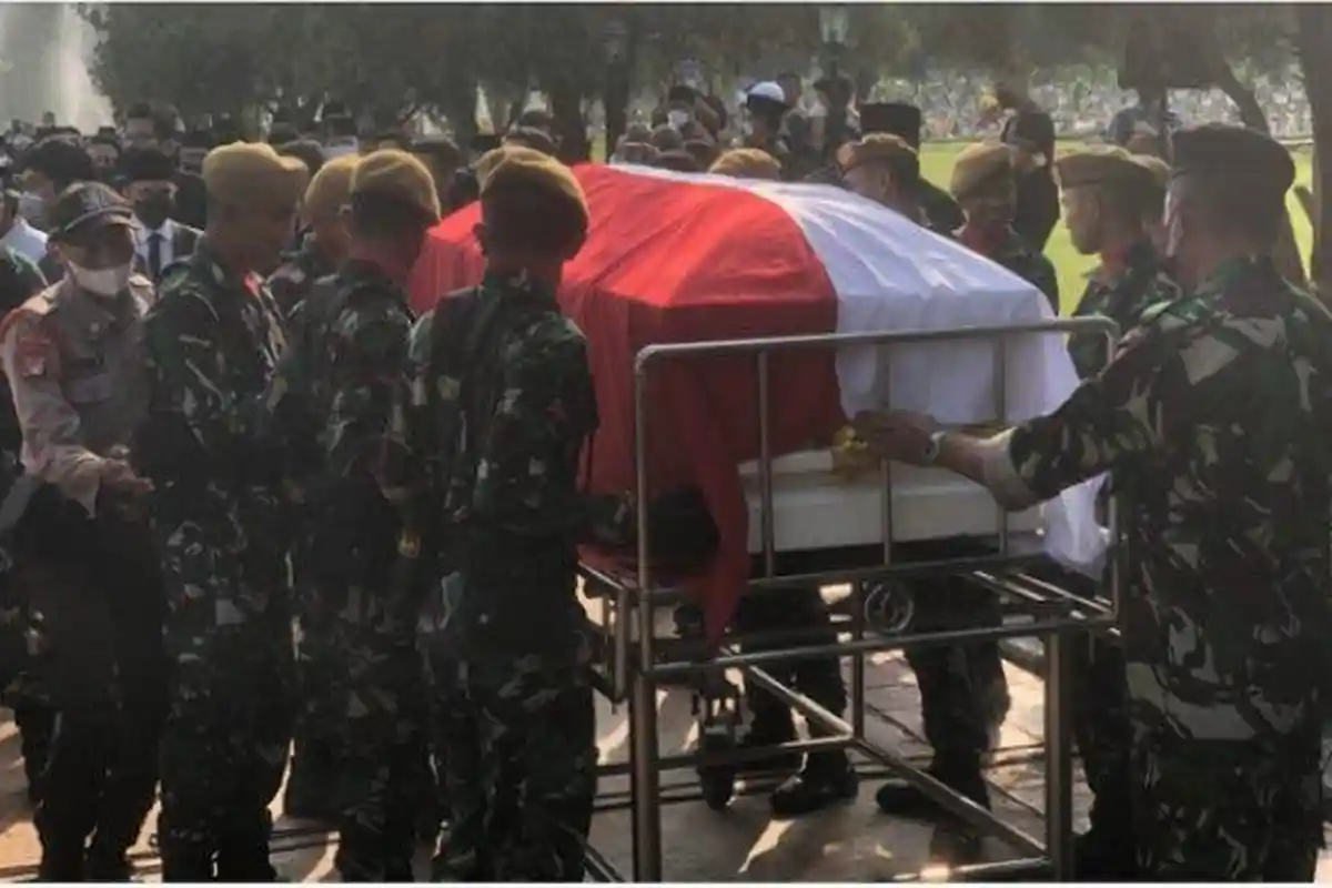 Hermanto Dardak Dimakamkan Secara Militer di TMP Kalibata, Upacara Dipimpin Menteri PUPR