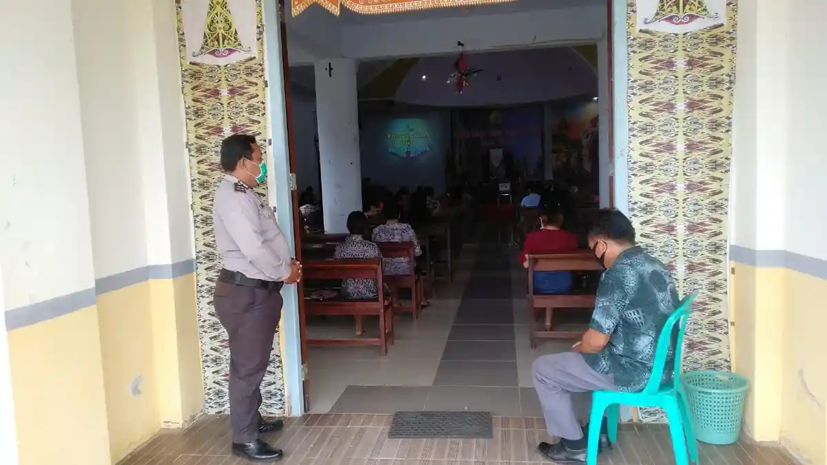 Polsek Samalantan Polres Bengkayang Berikan Pengamanan Saat Beribadah