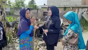 Fitrianti-Agustinda-Janji-Bantu-Urus-Data-Kependudukan-Saat-Datangi-Korban-Kebakaran-di-Panca-Usaha.jpg