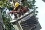 Perbaikan Tiang Listrik Miring