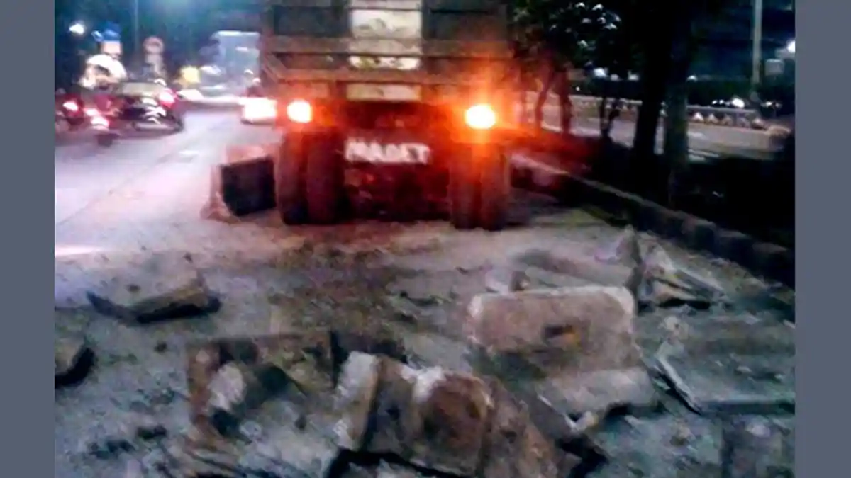 Saparator Busway Remuk Dihantam Truk Tanah Jadi Viral, Ini Kata Polisi