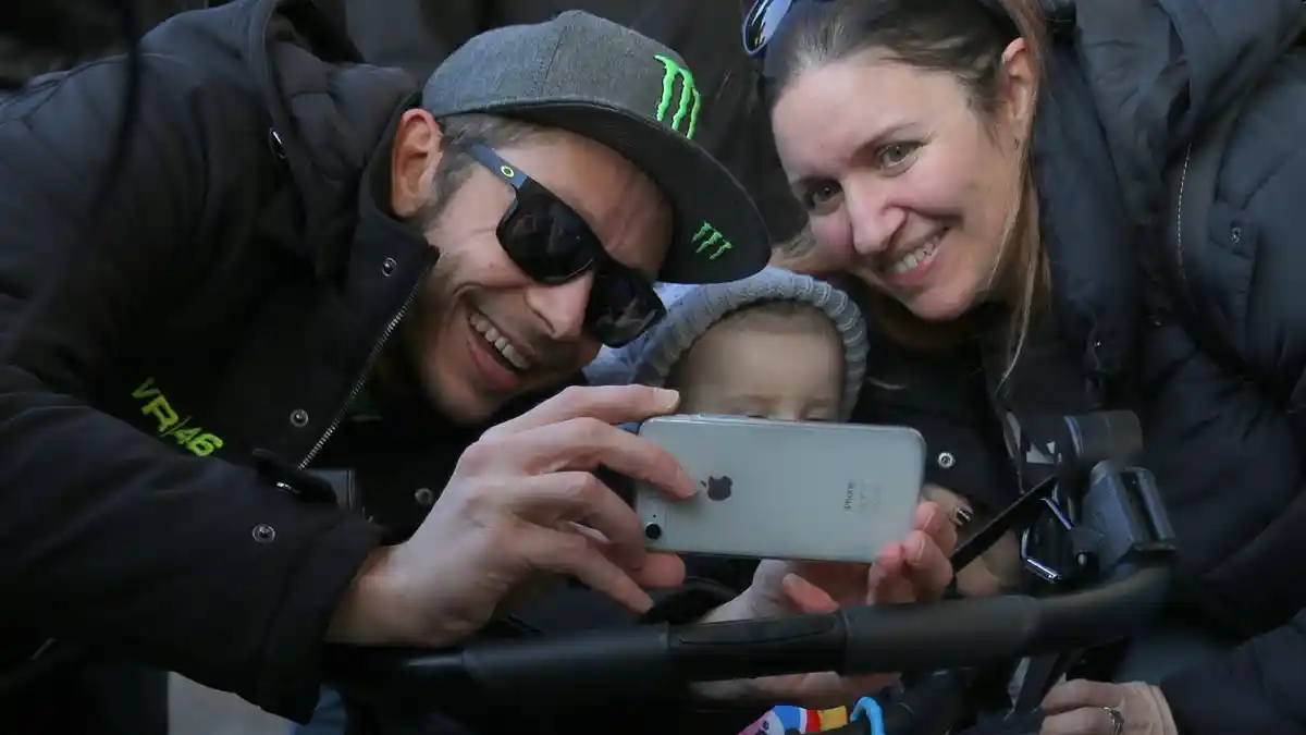 Valentino Rossi Memimpin pada Hari Pertama Reli Monza 2018