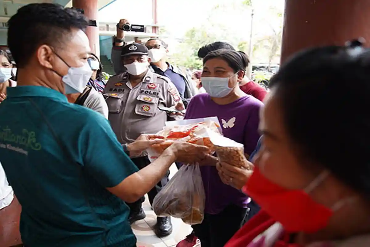 Edi Rusdi Kamtono Tinjau Pasar Murah Sekaligus Vaksinasi Massal di Pontianak Utara