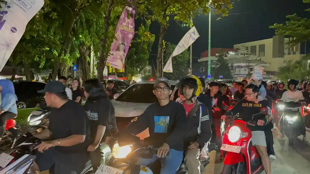 Kembang Api dan Terompet Semarakkan Malam Tahun Baru 2026 di Pantai Padang
