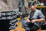 Harga Bahan Baku Naik, Pengrajin Songkok Lamongan Menahan Harga Demi Konsumen