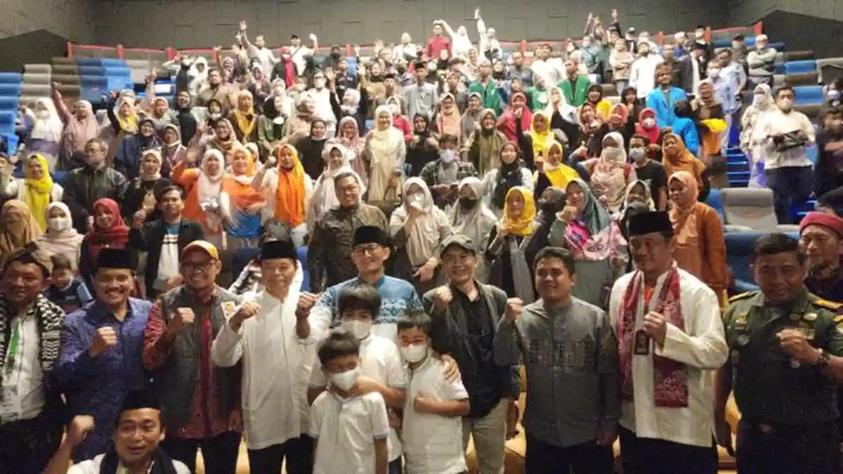 Hari Santri 2022, Sandiaga Uno Ikut Nobar Film Jejak Langkah 2 Ulama yang Digelar IKSD & IKPM Gontor