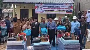 Bupati-Aceh-Timur-saat-menyerahkan-rumah-layak-huni-bantuan-CSR-PT-Teupin-Lada.jpg