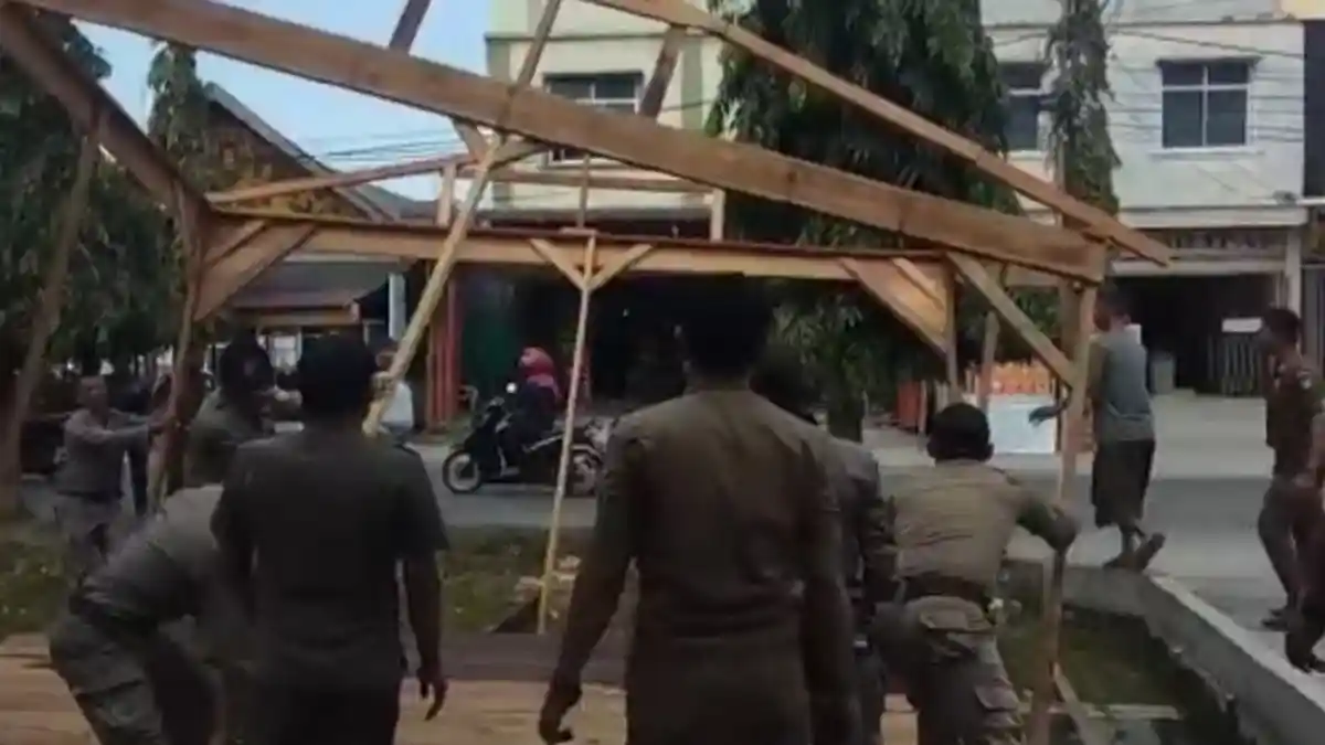 Dibangun di Lokasi tak Berizin, Satpol PP Langsa Bongkar Kios Liar di Jalan Sudirman