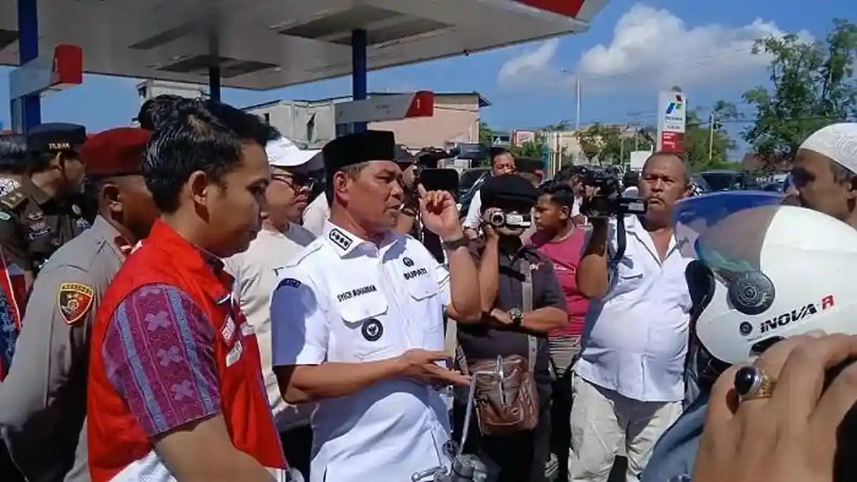 Bupati Aceh Besar Soroti Warga yang Beli BBM Pakai Jerigen: Orang Lagi Sulit Antrean