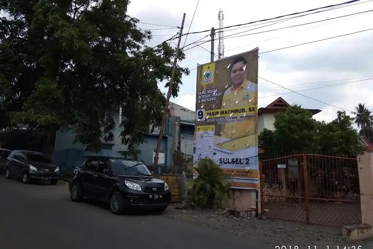 Yasir Mahmud Pasang Baliho Raksasa di Kampung Supriansa