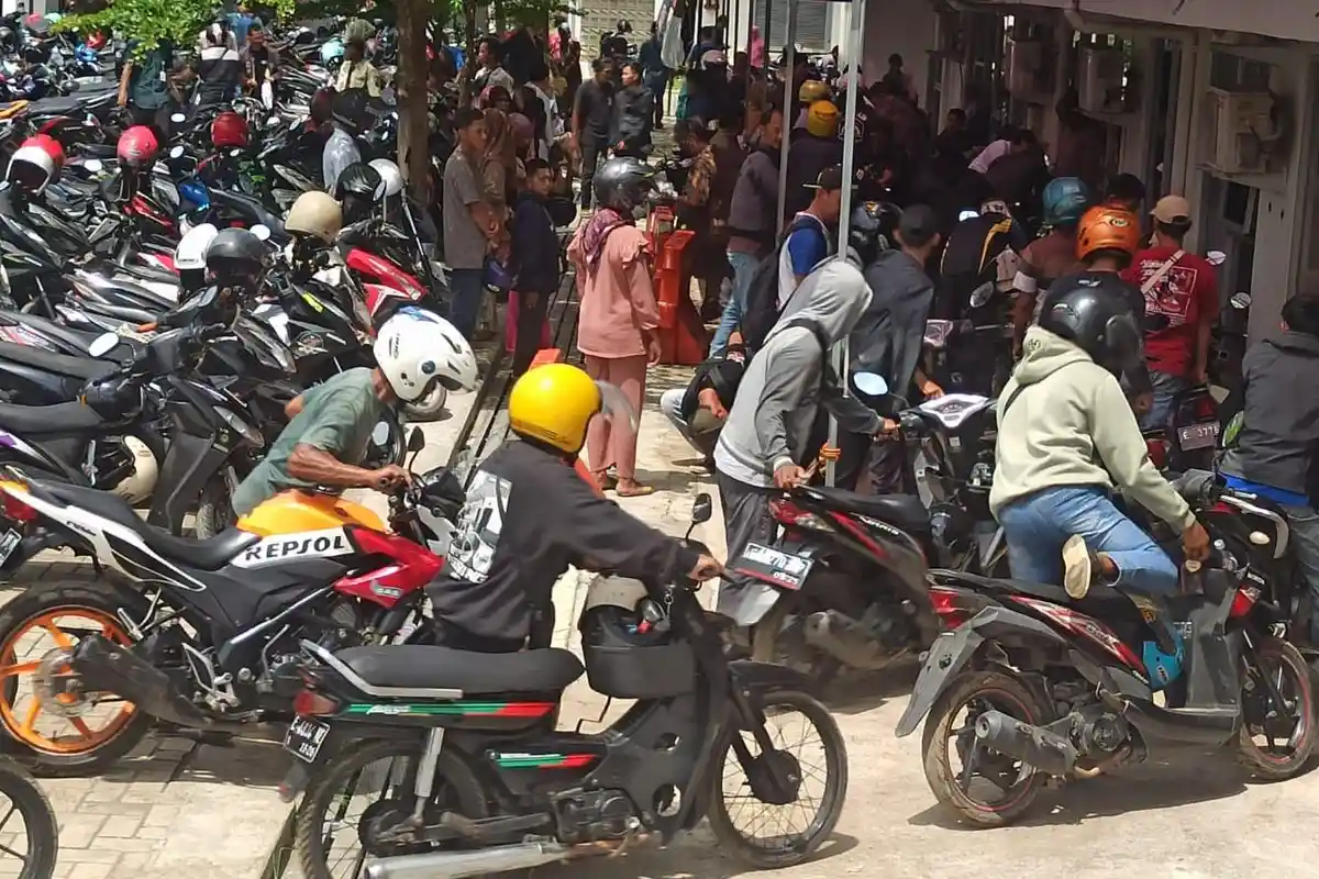 Belasan Ribu Wajib Pajak Geruduk Kantor Samsat Majalengka, Ada Program Pemutihan?