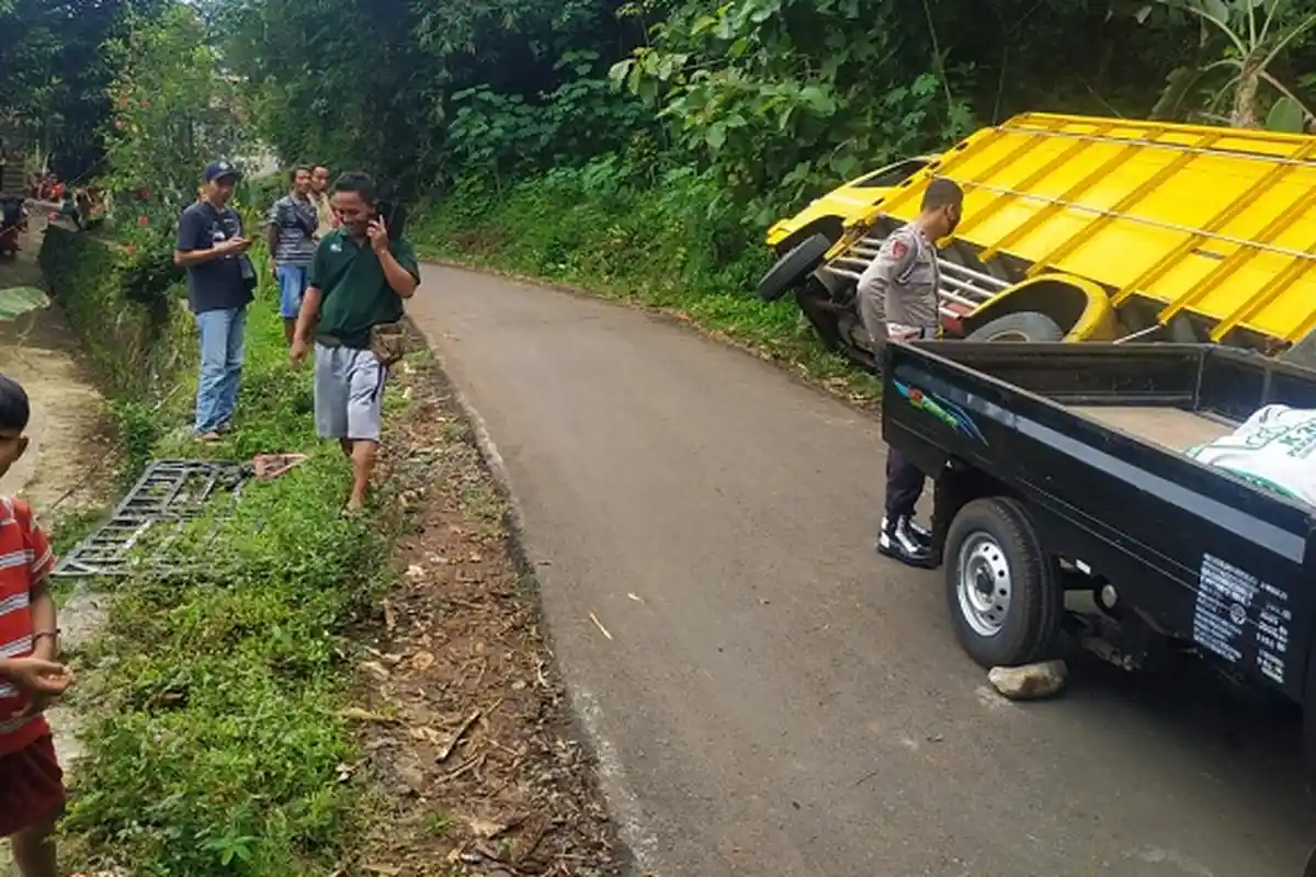 Tak Kuat Nanjak, Truk Bermuatan Pakan Ternak Terguling di Pengadegan Purbalingga