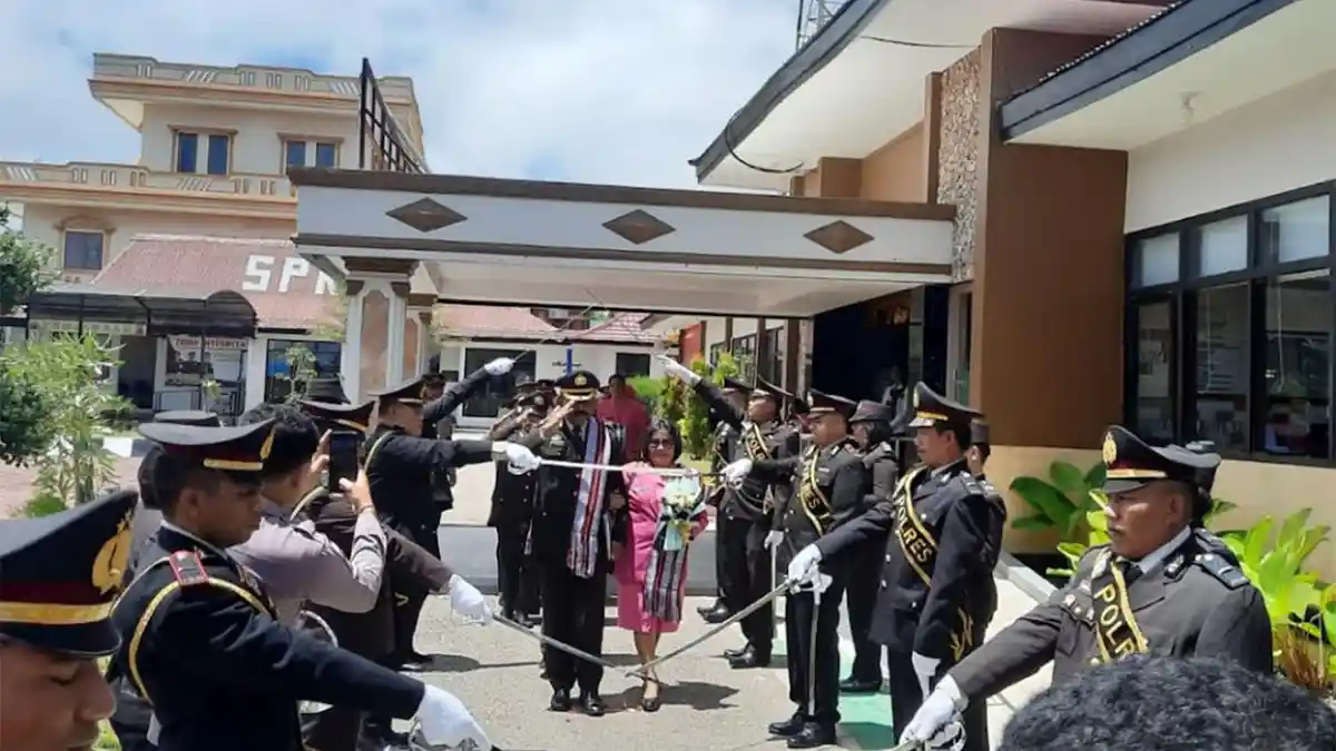 Tradisi Pedang Pora Warnai Purna Tugas Empat Anggota Polres TTS