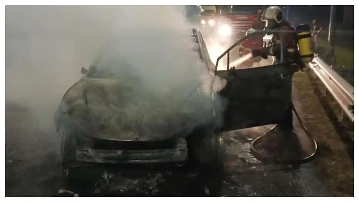 Akibat Tabrak Ban Truk di Jalan Tol, Mobil Neta V Ludes Terbakar