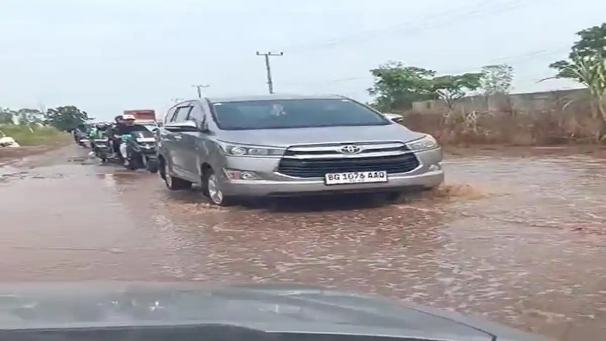 Warga Keluhkan Jalan Lingkar Selatan Banyuasin Tergenang dan Berlubang, Bahayakan Pengendara