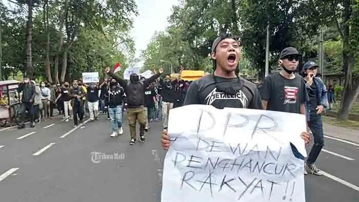 Aksi Massa Ricuh di Depan Kantornya, Ini Tanggapan Wakil Ketua DPRD Bali 