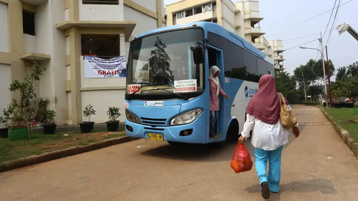 Tarif Transjakarta Tak Mengikuti Turunnya Harga BBM