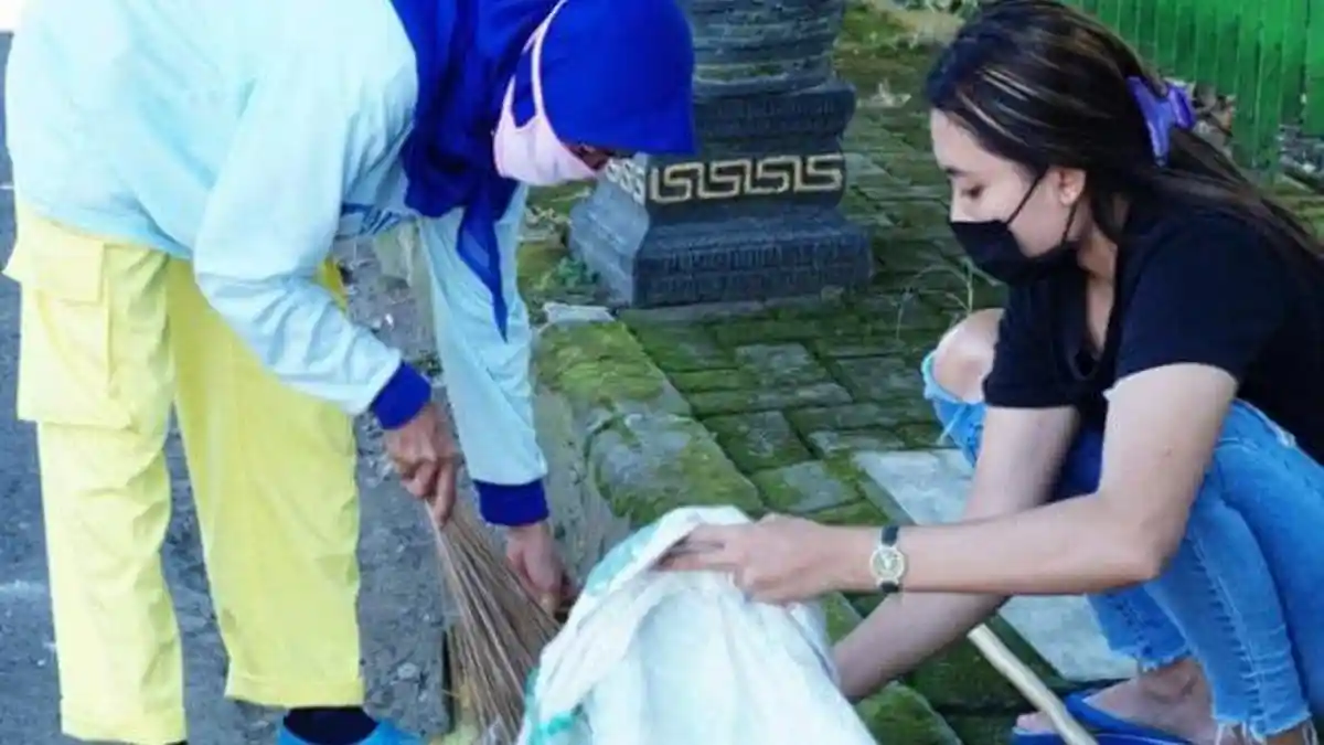 Gadis di Magetan Tak Malu Jadi Penyapu Jalan, Begini Pengakuan Sang Ibu