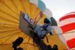 Rekor Dunia Berdiri di Atas Balon Udara 