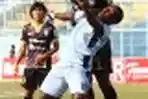 A Maiga Berebut Bola Dengan Diallo Mamadou