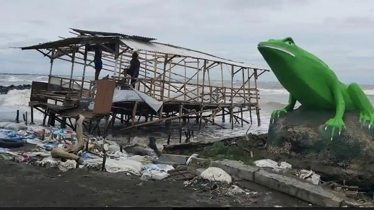 Ombak Besar, Dua Anjungan Warung Ambruk di Pantai Pulo Kodok Kota Tegal 