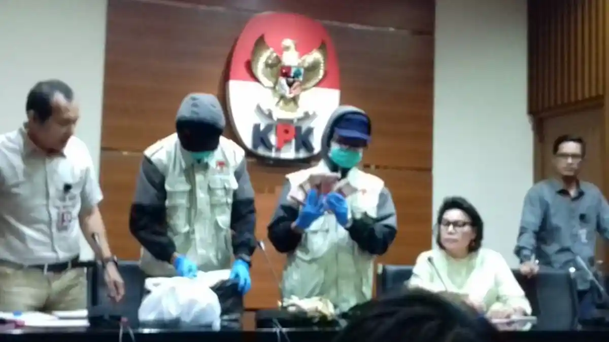 KPK Tangkap Tangan Ketua DPRD Mojokerto dan Wakilnya Saat Terima Uang Suap
