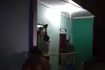 densus-88-mabes-polri-menggeledah-rumah-kontrakan-yang-ditempati-istri-ketiga-bowi.jpg