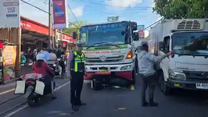 Rem-Tak-Berfungsi-Truk-Hantam-Mobil-dan-Serempet-Motor-di-Badung-Bali-Alami.jpg