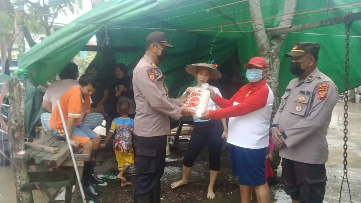 Peduli Warga Terdampak Banjir, Polsek Samarinda Seberang Beri Bantuan Sembako