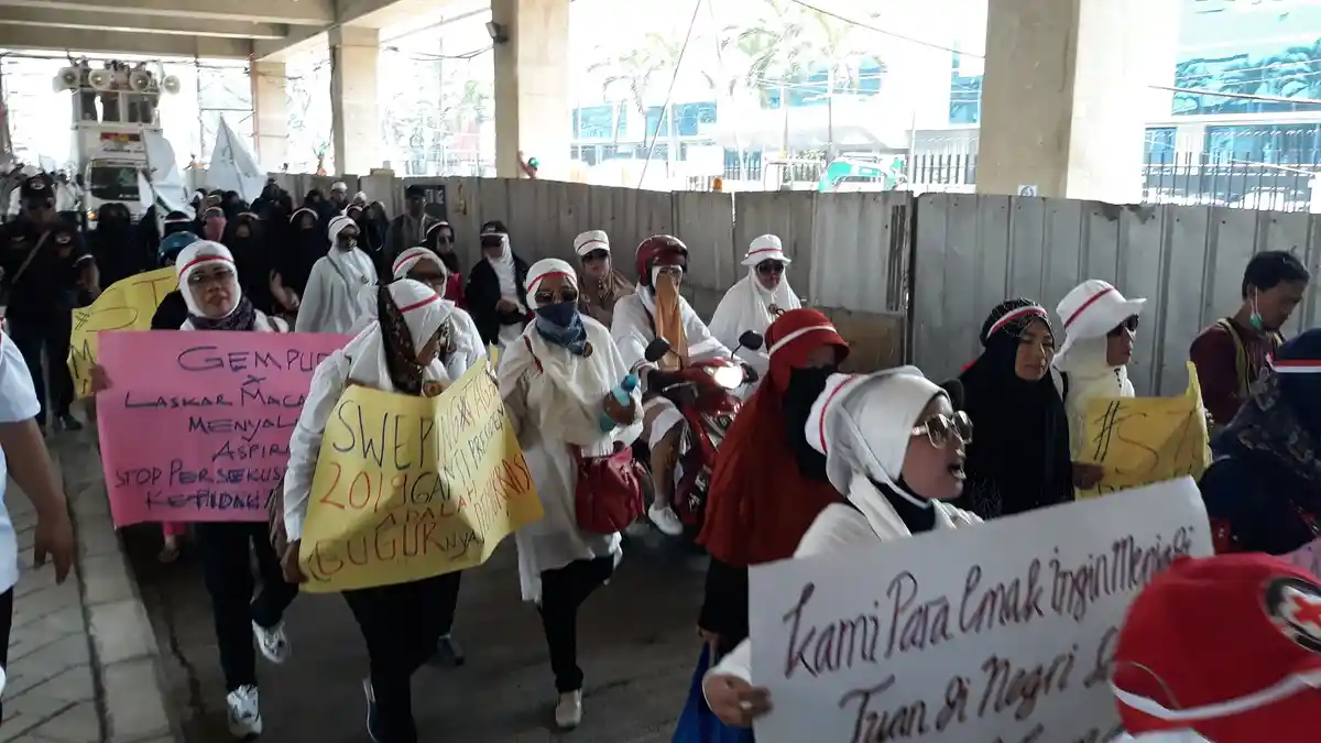 Unjuk Rasa di Depan Mabes Polri, 'Emak-Emak' Minta Bertemu Kapolri