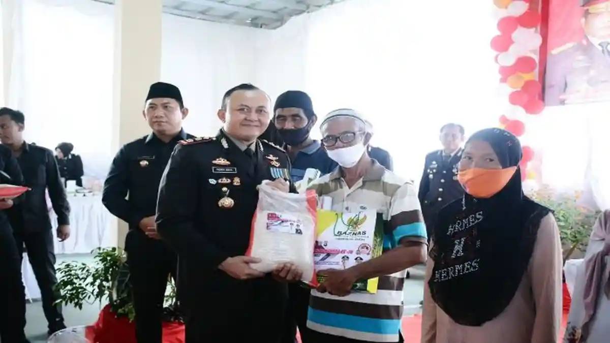 HUT Bhayangkara ke-76 Polres OKU Selatan Berbagi Sembako