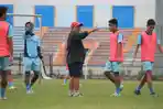 Budiardjo-Thalib-memimpin-latihan-Persela-sembari-menunggu-tanggal-kick-off-lanjutan-Liga-2-2022.jpg